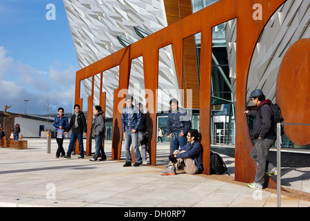 I turisti al Titanic belfast visitor center titanic quarter Belfast Irlanda del Nord Foto Stock