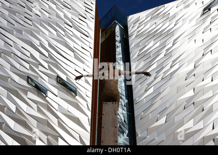 Titanica scultura di rowan gillespie al di fuori del Titanic belfast visitor center titanic quarter Belfast Irlanda del Nord Foto Stock