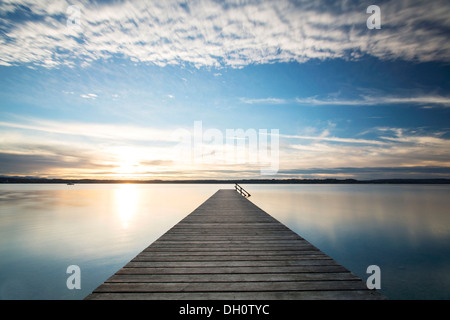 Jetty, atmosfera serale presso il lago di Starnberg, vicino Ambach, Baviera, PublicGround Foto Stock