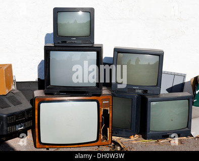 Vecchi televisori, rifiuti ingombranti e rifiuti elettronici Foto Stock