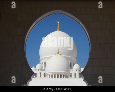 Vista delle cupole della Moschea Sheikh Zayed attraverso una finestra ad arco, Abu Dhabi, Emirati Arabi Uniti Foto Stock