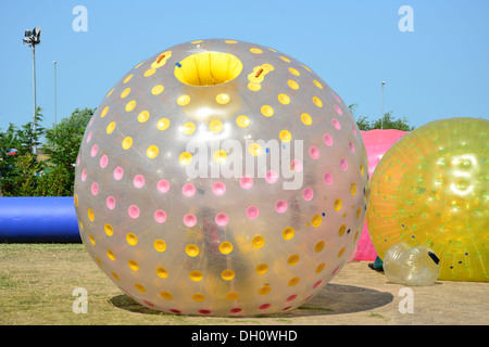 Zorb esperienza al Butlins Skegness, Ingoldmells, Skegness, Lincolnshire, England, Regno Unito Foto Stock