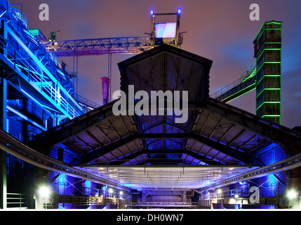 Vista illuminata dell'ex impianto siderurgico in Landschaftspark Duisburg Nord, Renania settentrionale-Vestfalia, PublicGround Foto Stock