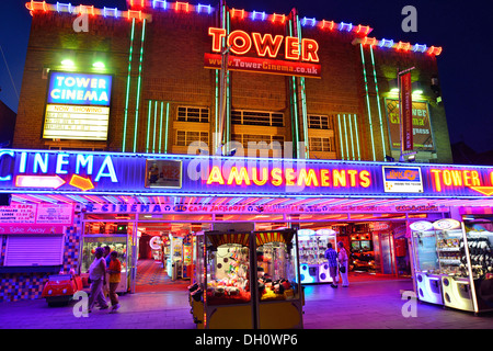 Torre Cinema & Sala giochi al crepuscolo, Lumley Road, Skegness, Lincolnshire, England, Regno Unito Foto Stock