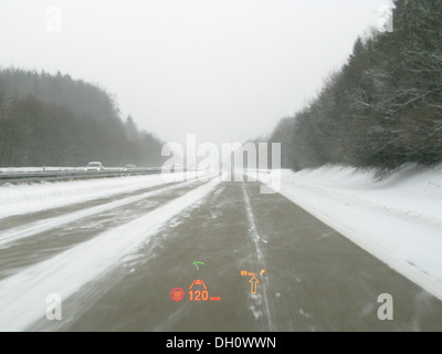 La guida su autostrada con una BMW Serie 5 in condizioni di cattivo tempo, Head Up Display, distanza radar e segno di traffico Foto Stock