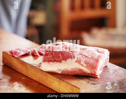 Carne di maiale cruda sul bordo di taglio Foto Stock