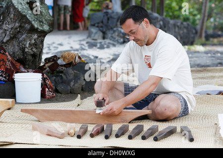 Battitura di Kapa tessuto, produzione tradizionale di Hawaiian panno fatto dalla corteccia interna della carta gelso Foto Stock