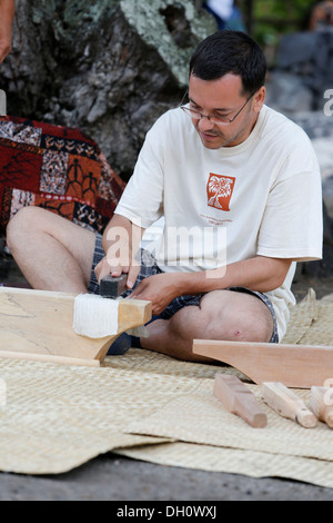 Battitura di Kapa tessuto, produzione tradizionale di Hawaiian panno fatto dalla corteccia interna della carta gelso Foto Stock