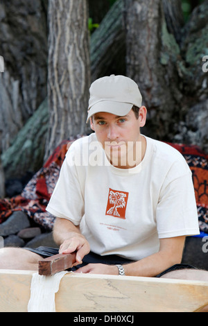 Battitura di Kapa tessuto, produzione tradizionale di Hawaiian panno fatto dalla corteccia interna della carta gelso Foto Stock