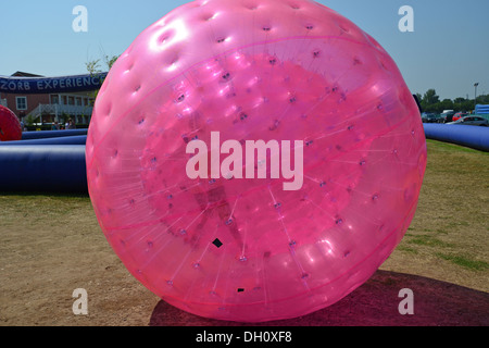 Zorb esperienza al Butlins Skegness, Ingoldmells, Skegness, Lincolnshire, England, Regno Unito Foto Stock