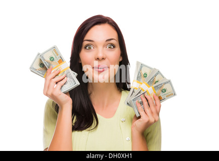 Emozionato razza mista donna tenendo la progettata di recente Stati Uniti banconote da cento dollari isolato su uno sfondo bianco. Foto Stock