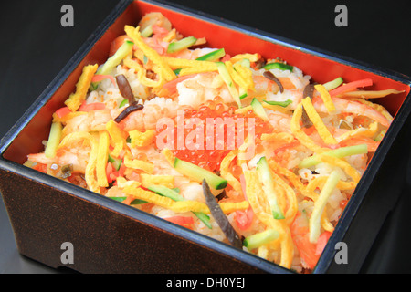 Chirashi zushi (sparsi sushi) Foto Stock