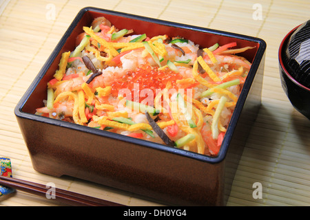 Chirashi zushi (sparsi sushi) Foto Stock