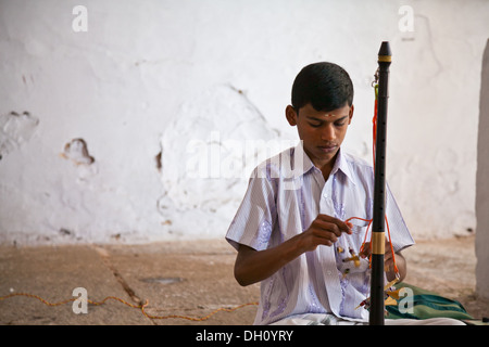 Giovane giocatore Nadaswaram tempio in India Foto Stock