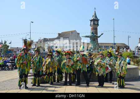 Morris Dance Troupe di eseguire sul lungomare, Skegness, Lincolnshire, England, Regno Unito Foto Stock