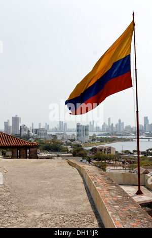 Vista dal castello della città di Cartagena de Indias, Colombia con un colombiano bandiera in primo piano. Foto Stock