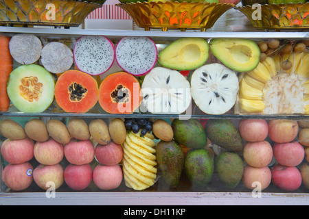Frutta agitare il fornitore, Phnom Penh Cambogia Foto Stock