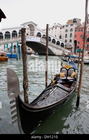 Gondole in canali storici di Venezia Italia Europa. Foto Stock