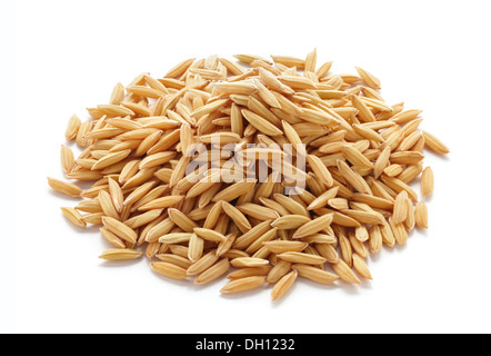 Pila di unmilled chicchi di riso isolato su bianco Foto Stock