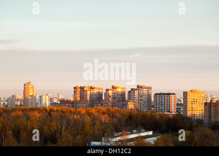 Rosa tramonto di autunno e sullo skyline con alberi di giallo Foto Stock