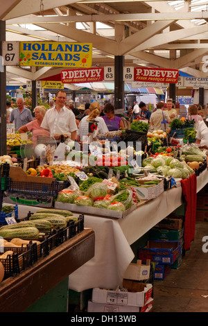 Bancarelle del mercato ortofrutticolo, Leicester Covered Market, Leicester, Inghilterra, Regno Unito Foto Stock