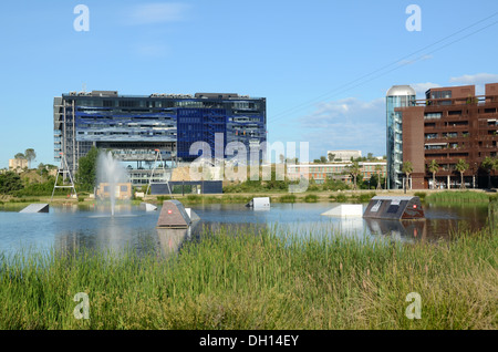 Montpellier Town Hall o dal Municipio di Jean Nouvel e lago urbano o Bassin Jacques Coeur Montpellier Hérault Francia Foto Stock