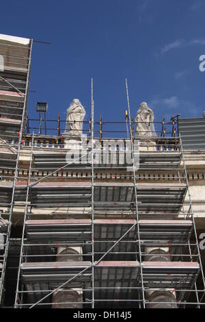 Roma, Italia. Il 3 maggio 2013. Il restauro del colonnato di Piazza San Pietro, il Vaticano, Roma, Italia. © Gari Wyn Williams / Alamy Live News Foto Stock