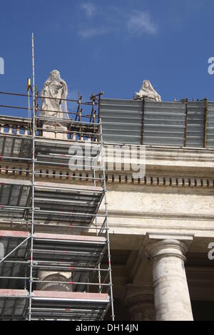 Roma, Italia. Il 3 maggio 2013. Il restauro del colonnato di Piazza San Pietro, il Vaticano, Roma, Italia. © Gari Wyn Williams / Alamy Live News Foto Stock