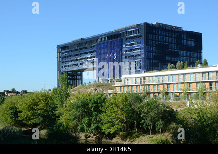 La facciata est di Montpellier municipio o città da Jean Nouvel & rive del fiume Lez Montpellier Francia Foto Stock