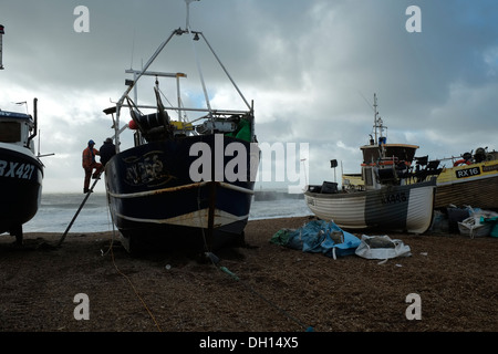 Hastings barche da pesca prelevate e su la Stade durante il St Jude tempesta del 28 ottobre 2013 Foto Stock