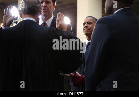 Washington DC, Stati Uniti d'America. 28 ott 2013. Direttore dell'FBI James Comey (2 L) partecipa a un cerimoniale di giuramento, officiata dal Giudice John Walker (L), come presidente degli Stati Uniti Barack Obama (3 L) si affaccia su presso la sede centrale di FBI Ottobre 28, 2013 a Washington, DC. Comey fu ufficialmente giurato come direttore del FBI il 4 settembre per avere successo Robert Mueller che aveva servito come direttore per un periodo di dodici anni a. © dpa picture alliance/Alamy Live News Foto Stock