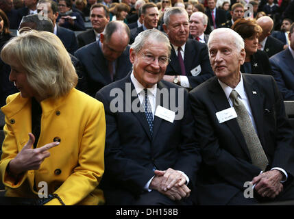 Washington DC, Stati Uniti d'America. 28 ott 2013. Ex Direttori FBI William Webster (3R), William sessioni (R) ed ex procuratore generale John Ashcroft (seconda R) frequentano il cerimoniale di prestazione di giuramento di direttore dell'FBI James Comey presso il Quartier Generale FBI Ottobre 28, 2013 a Washington, DC. Comey fu ufficialmente giurato come direttore del FBI il 4 settembre per avere successo Robert Mueller che aveva servito come direttore per un periodo di dodici anni a. © dpa picture alliance/Alamy Live News Foto Stock