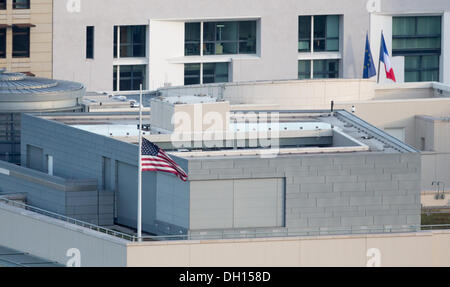 Berlino, Germania. 29 ott 2013. Vista dell'Ambasciata degli Stati Uniti con noi le bandiere sventolano a mezz' asta a Berlino, Germania, 29 ottobre 2013. Foto: KAY NIETFELD/dpa/Alamy Live News Foto Stock