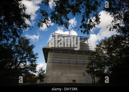 Amburgo, Germania. 24 ott 2013. Un bunker di energia sul sito di International Building Exhibition (IBA) nel quartiere Wilhelmsburg di Amburgo, Germania, 24 ottobre 2013. Foto: Maja Hitij/dpa/Alamy Live News Foto Stock