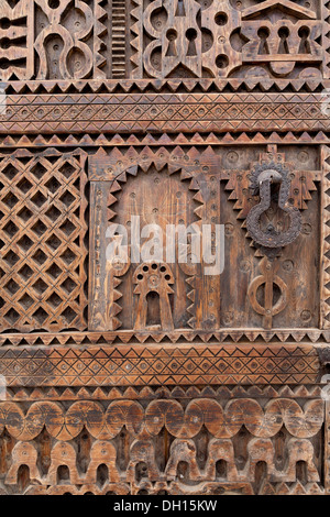 Dettaglio di legno intagliato del pannello della porta e la porta di ferro mobili in stile marocchino Foto Stock
