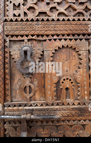 Dettaglio di legno intagliato del pannello della porta e la porta di ferro mobili in stile marocchino Foto Stock