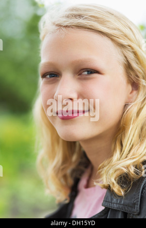 Caucasian ragazza sorridente all'aperto Foto Stock