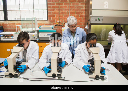 L insegnante e gli studenti a lavorare nel laboratorio di scienze Foto Stock