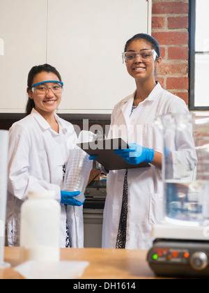 Gli studenti sorridente nel laboratorio di scienze Foto Stock