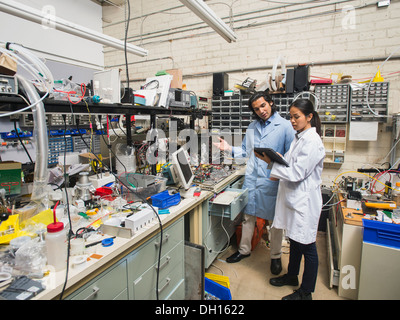 Gli scienziati che lavorano in laboratorio Foto Stock