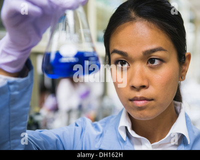 Giapponese scienziato che lavora in laboratorio Foto Stock