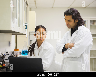 Gli scienziati che lavorano in laboratorio Foto Stock