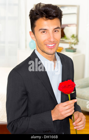 Razza mista adolescente holding rose Foto Stock