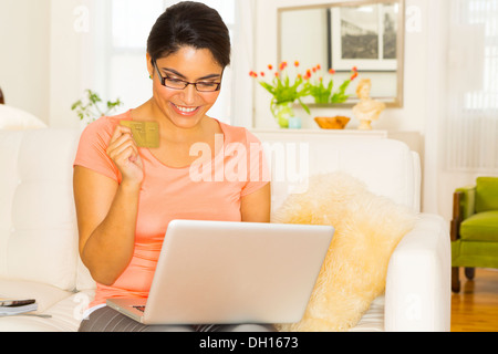 Donna ispanica shopping online Foto Stock