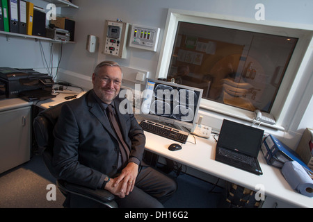 Il cancro del centro di imaging presso l Università di Manchester Wolfson Molecular Imaging Centre. Il Professor Alan Jackson 23/10/13 Foto Stock