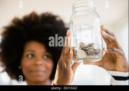 Razza mista donna vaso di contenimento del cambiamento Foto Stock