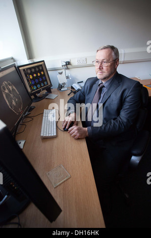 Il cancro del centro di imaging presso l Università di Manchester Wolfson Molecular Imaging Centre. Il Professor Alan Jackson 23/10/13 Foto Stock