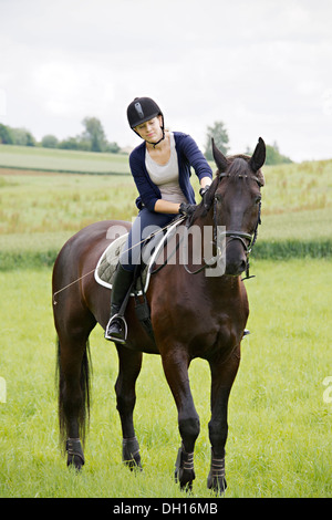 La donna a cavallo nel paesaggio rurale, Baden Wuerttemberg, Germania, Europa Foto Stock