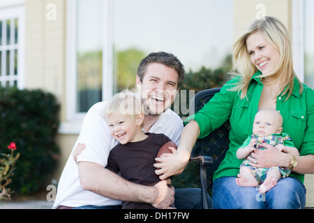 Famiglia caucasica di relax all'aperto Foto Stock