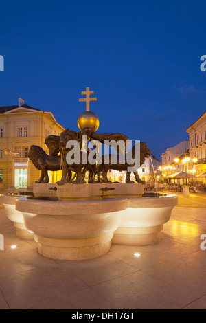 Piazza Klauzal al crepuscolo, Szeged, pianura meridionale, Ungheria Foto Stock